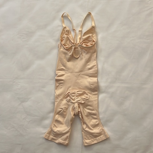 SKIMS SEAMLESS SCULPT MID THIGH BODYSUIT - Picture 3 of 3